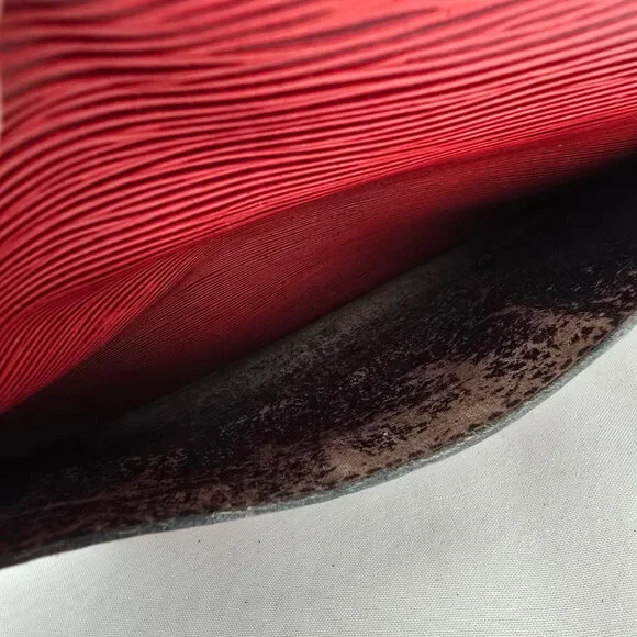 Louis Vuitton Vintage 1987 Red Epi Leather Saint Cloud Shoulder Bag - Picture 9 of 16